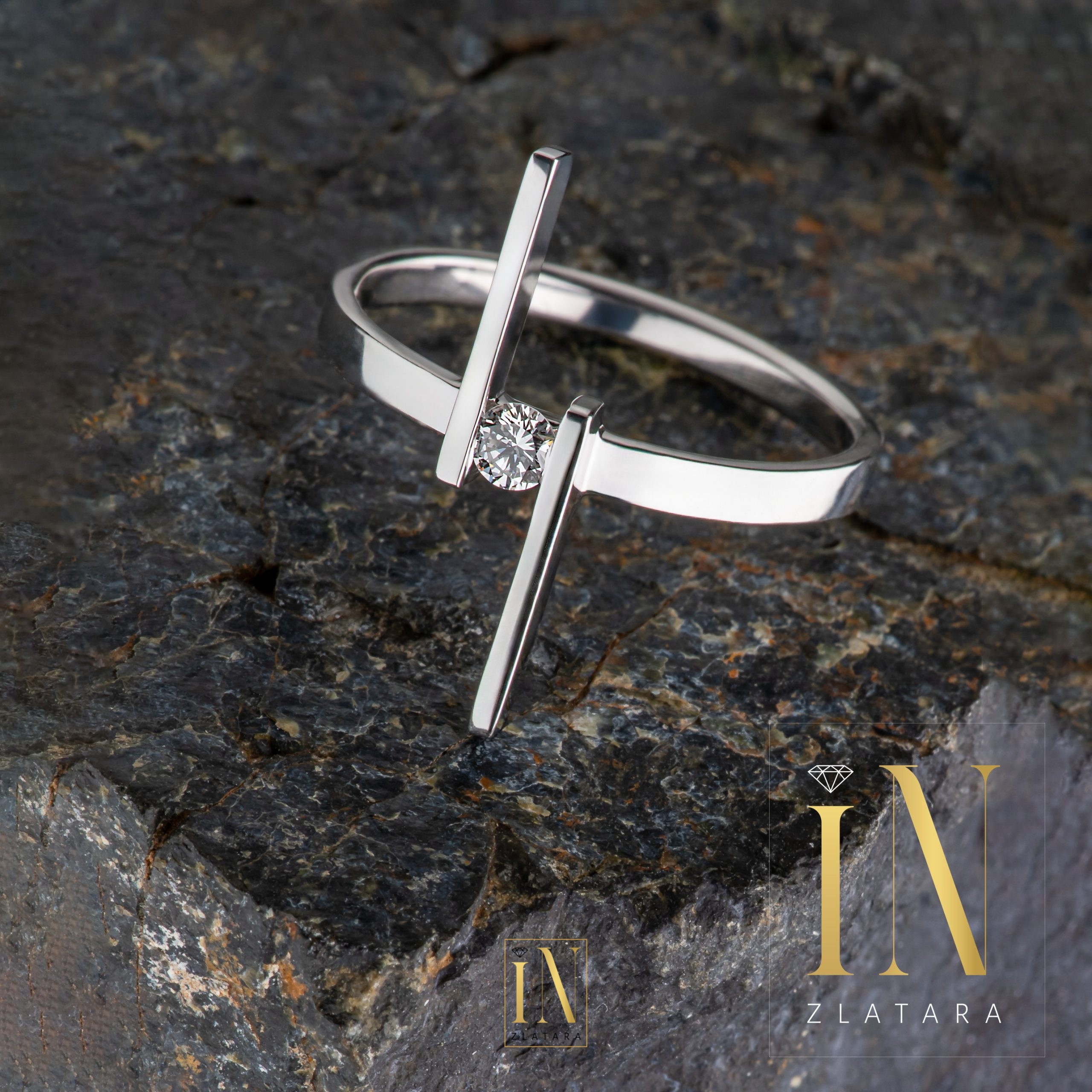 Prsten unikatnog dizajna od belog zlata sa brilijantom